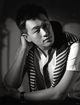 组图：佟大为关悦尝试角色扮演 出位写真默契十足