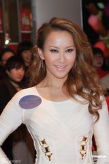 组图：李玟李美凤美艳亮相 李玟谈造人称顺其自然