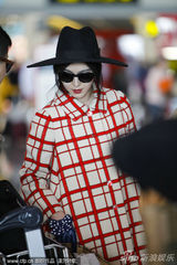 组图：范冰冰赴巴黎母亲送行 穿潮衣拿男包霸气外露