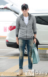 组图：韩星朴施厚墨镜遮面现身机场赴京