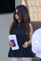 组图：赛琳娜黑衣墨镜外出兜风 驾驶宝马买汉堡