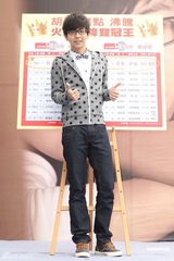 组图：胡夏现身新专辑签唱会 获女粉丝现场示爱