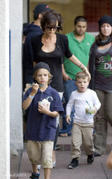 幻灯图集：维多利亚带两个儿子外出 展慈母情怀