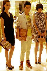 组图：张峻宁春意盎然出席活动透露最新动向