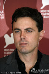 《我仍在这里》发布会 卡西-阿弗莱克帅气亮相(图)