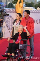 组图：老艺术家代表秦怡和于蓝亮相红毯