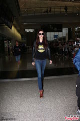 组图：熊黛林憔悴返港 墨镜遮面全程无话