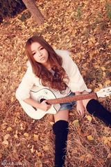 组图：裴紫绮拍暖色调唯美写真秀青春活力 