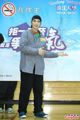 组图：萧敬腾一扫泼粪阴霾 展笑颜和学生打球