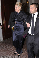 组图：莎朗斯通盛装出席 专人搀扶如老佛爷出巡