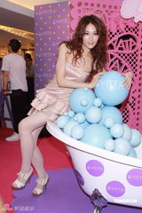 幻灯图：陈见飞真空上阵 竞艳众模特大秀八字乳