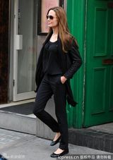 组图：朱莉帅气挥手招呼狗仔 晒戒指疑与皮特完婚