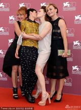 组图：《小帕特里亚》发布 女主上演香艳湿吻秀