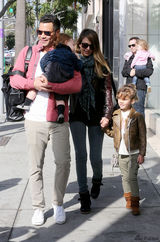 组图：阿尔芭一家外出用餐 爱女潮装初长成