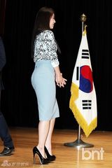 组图：河智苑孔侑出席纳税活动 获总统表彰