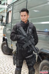 组图：新剧《飞虎II》开工 马德钟拍戏不忘耍帅