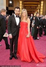 组图：安妮斯顿红裙大气 和男友贾斯汀秀恩爱