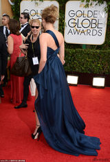 组图：德普女友艾梅柏露背 高开叉礼服秀长腿