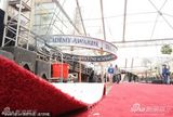 组图：奥斯卡会场紧张布置中 工人铺设红毯