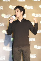 幻灯：王力宏上海出席代言活动 和粉丝分享护肤心得