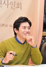 高清组图：韩星高洙休闲装亮相签名会干练绅士