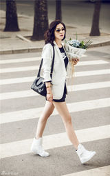 组图：李小冉街拍百变气质大秀美腿