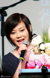 高清图：王筝演唱会幸福开场 老公送花献吻助阵现场