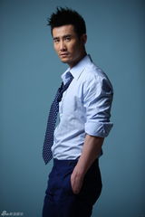 组图：奇道白衬衫熟男写真爽朗笑容极具亲和力