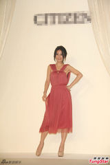 组图：Hebe红色裸背纱裙出镜 舞动裙摆明媚动人