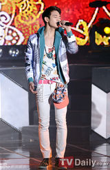 组图：韩团SHINee新专辑回归首唱疯狂火爆