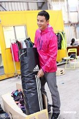 幻灯图：吴彦祖代言运动品牌 大秀结实肌肉