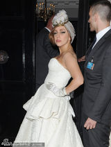 组图：Lady Gaga身穿白纱亮相伦敦 对镜大献飞吻