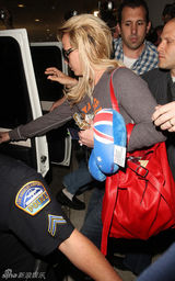 高清组图：布兰妮澳洲演唱会结束 回国遭粉丝围堵