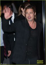 组图：皮特为茱莉庆生共进餐 全黑打扮恩爱牵手