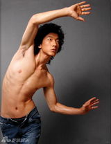 组图：张亮早期雷人照曝光 长发飘飘扮女妆