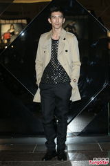 组图：林依晨透明皮裙亮相 豹纹上衣抢镜