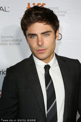 组图：《帕克兰医院》发布会 埃夫隆电眼迷人