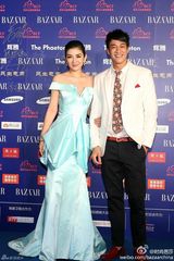 组图：黄奕低胸长裙性感迷人红毯牵手何润东