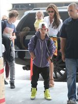 组图：贝嫂携儿女现身机场 哥哥们护花小七抢镜