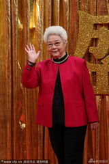 组图：老艺术家田华盛典不慎摔倒 众人忙搀扶