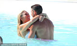 组图：女星弗兰基与男友水中舌吻 互摸激情难挡
