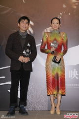 组图：章子怡七彩蛇女装抢镜 梁朝伟力撑王家卫
