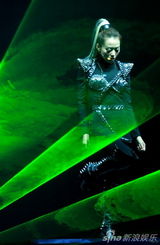 组图：张靓颖北京个唱带伤上阵秀热舞