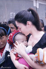 组图：李小冉云南山区看望儿童 新学期送上祝福