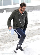 组图：休-杰克曼带孩子玩雪 小艾娃骑单杠玩得疯