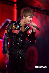 组图：五月天张惠妹等接力开唱 领众人跨越2011年