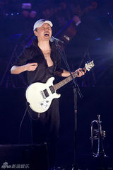 组图：崔健摇滚交响音乐会上演 经典老歌引爆全场