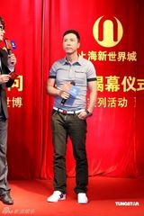 幻灯图：叶问蜡像入驻上海杜莎 甄子丹亲临揭幕