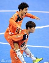 组图：EXO鹿晗等驰骋球场 Beast组进球获胜