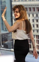 幻灯图集：安吉丽娜-朱莉现身俄罗斯 红裙艳丽